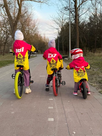 Trīs māsas Škubertes-Sudmales uz velosipēdiem.