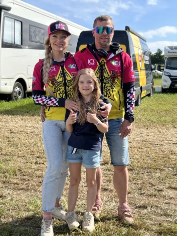 Stefānija ar vecākiem.