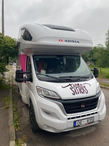 “Turbo māsām” pat ir savs auto un logotips!