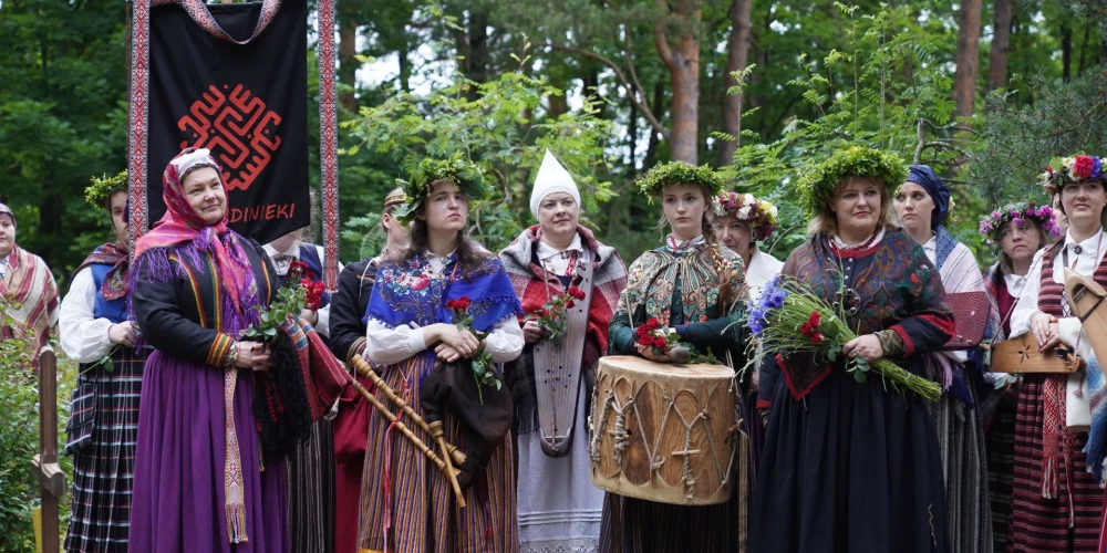 "Skandiniekiem" klātesot, Rīgas Meža kapu Mākslinieku kalniņā tika atklāta piemiņas vieta folkloristiem Dainim un Helmī Staltiem "Mūžības vārti". 
