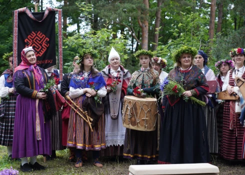 "Skandiniekiem" klātesot, Rīgas Meža kapu Mākslinieku kalniņā tika atklāta piemiņas vieta folkloristiem Dainim un Helmī Staltiem "Mūžības vārti". 