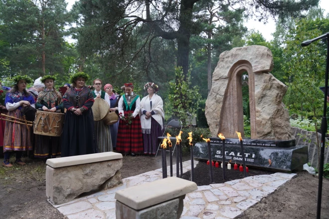 "Skandiniekiem" klātesot, Rīgas Meža kapu Mākslinieku kalniņā tika atklāta piemiņas vieta folkloristiem Dainim un Helmī Staltiem "Mūžības vārti".