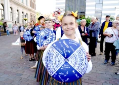 Uzmanību! Skolu jaunatnes dziesmu un deju svētku dēļ Rīgā daudzviet slēdz satiksmi vai maina tās kārtību