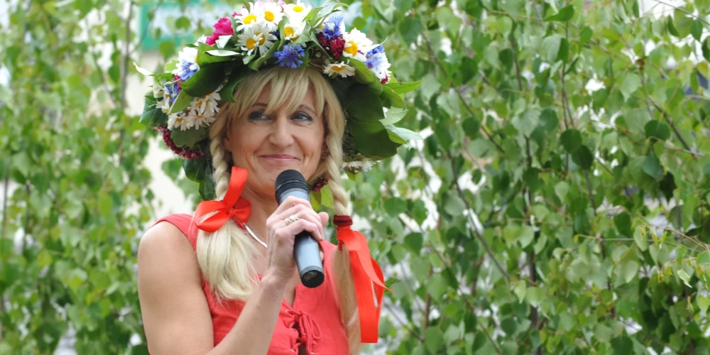 Dziesminiece Gunta Lodziņa.