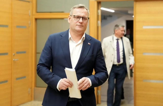 “Es būšu mērs visiem rīdziniekiem – ne tikai savas partijas vai koalīcijas atbalstītājiem, bet ikvienam, kam rūp mūsu pilsētas nākotne. Rīga ir pelnījusi vadību, kas prot klausīties, spēj vienoties un nebaidās pieņemt lēmumus. Ticu, ka kopā strādāsim tā, lai rīdzinieki varētu lepoties ar savu pilsētu – ne tikai kā vietu, kur strādājam, bet kā mājām, kur gribas palikt, veidot ģimenes un būvēt nākotni. Liels paldies vēlētājiem par uzticību un koalīcijas partneriem par vienošanos – mūsu darbs sākas šodien!” uzsver jaunievēlētais Rīgas mērs Viesturs Kleinbergs.