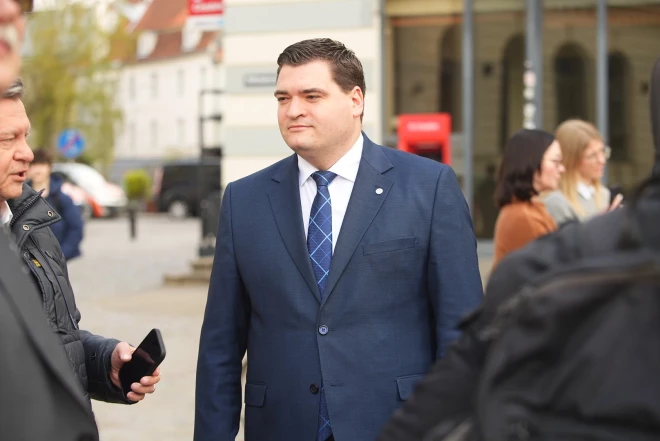 Nacionālās apvienības "Visu Latvijai!"-"Tēvzemei un Brīvībai/LNNK" frakcijas deputāts Edvards Ratnieks ievēlēts par Rīgas domes priekšsēdētāja vietnieku drošības, īpašumu, mājokļu un vides jautājumos.