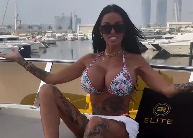 Keitija Praisa atpūšas Dubaijā 2025. gadā vasarā.