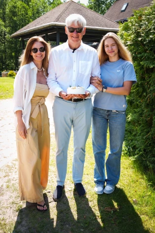 Valdis ar sievu Agnesi, ar ko jau nosvinētas sudrabkāzas, un meitu Annu.