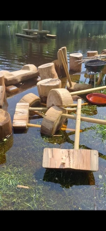 Ļaunprātīgi sacirsti beņķi, kur varēja piesēst gan vietējie, gan tūristi.