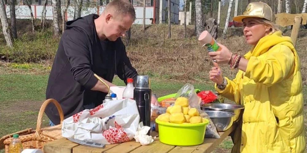 Vimbu svētkos dziedātāja Liene Šomase piedalījās zupas pagatavošanā, ar ko tika cienāti svētku apmeklētāji.