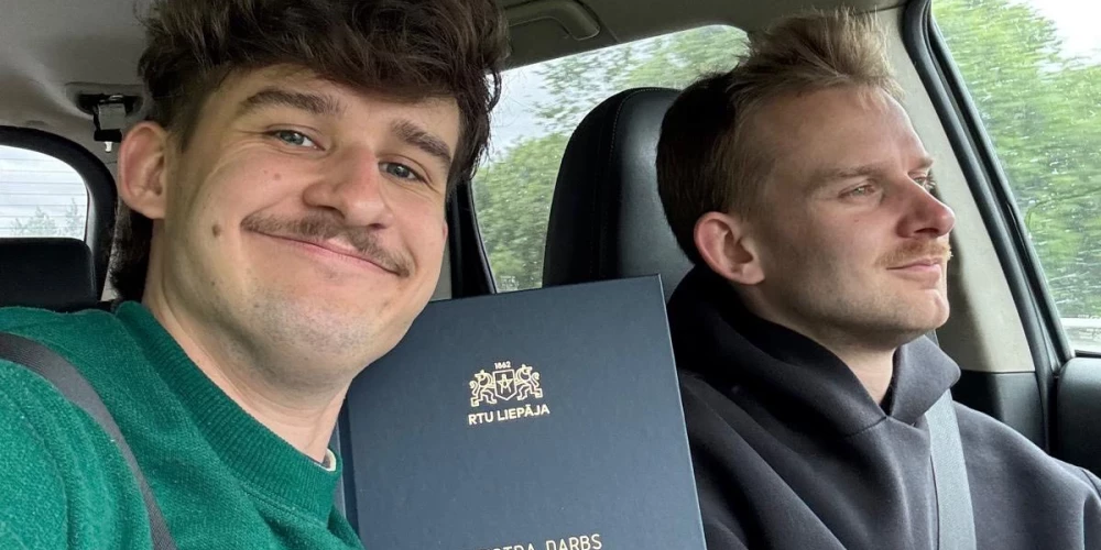 Matīss (no kreisās) un Kārlis Daudziņi un diploms par maģistra darba aizstāvēšanu.
