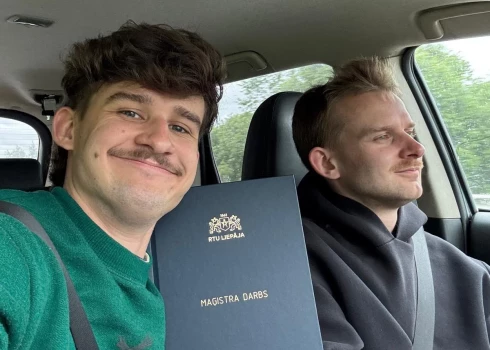 Matīss (no kreisās) un Kārlis Daudziņi un diploms par maģistra darba aizstāvēšanu.