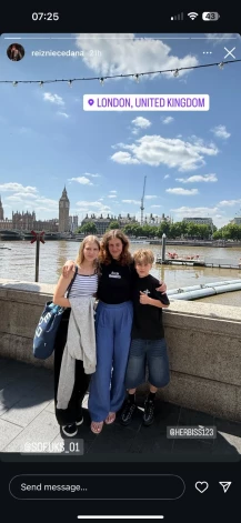 Pīrms Jāņiem Dana Reizniece ar meitu Sofiju un dēlu Herbertu, kas dzimuši laulībā ar Andri Ozolu, viesojās Londonā. "Instagram" īsā stāstiņa attēlā skaidri redzams, ka Danai zem acs ir zilums.