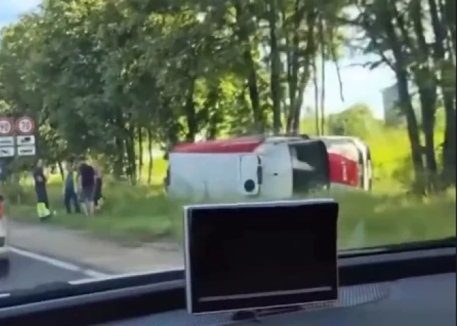 Audi спровоцировал аварию на Юрмальском шоссе и исчез: фургон Rimi съехал с дороги и дважды перевернулся