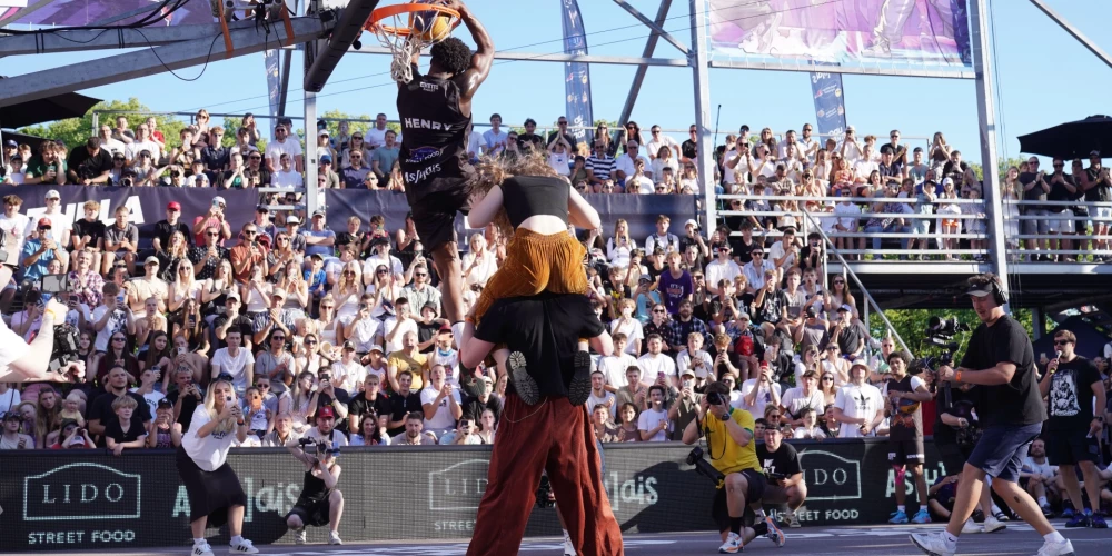 "Dankotāji" Grīziņkalnā mērojas spēkiem "Kings of Air" sacensībās (foto: Mārtiņš Ziders)