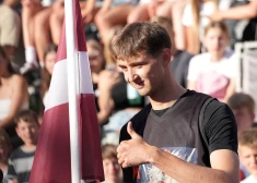 FOTO, VIDEO: Eduards Avotiņš Grīziņkalnā uzvar "Kings of Air" sacensībās bumbas triekšanā grozā no augšas, pieveicot britu Džoelu Henriju