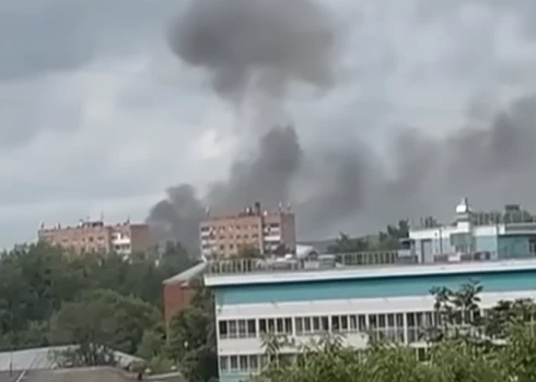 Ukraiņu dronu triecienā otrdien cietusī Iževskas bruņojuma rūpnīca "Kupol" apturējusi darbu (ekrānuzņēmums no video)