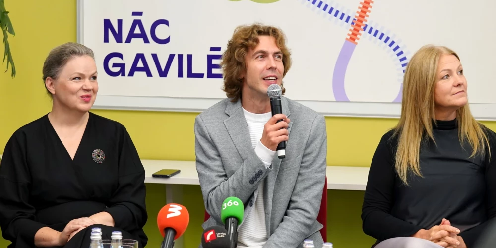 XIII Latvijas Skolu jaunatnes dziesmu un deju svētku rīcības grupas vadītāja Inga Vasiļjeva (no kreisās), Svētku Noslēguma koncerta mākslinieciskais vadītājs Edgars Vītols un deju lielkoncerta režiosre Inga Cipe.