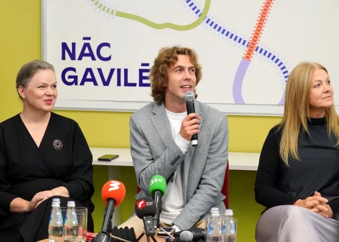 XIII Latvijas Skolu jaunatnes dziesmu un deju svētku rīcības grupas vadītāja Inga Vasiļjeva (no kreisās), Svētku Noslēguma koncerta mākslinieciskais vadītājs Edgars Vītols un deju lielkoncerta režiosre Inga Cipe.