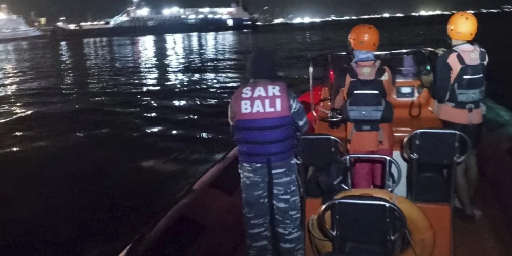 Indonēzijā pie Bali salas trešdien nogrimstot prāmim, ir gājuši bojā vismaz četri cilvēki, 38 pazuduši .