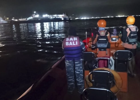 Indonēzijā pie Bali salas trešdien nogrimstot prāmim, ir gājuši bojā vismaz četri cilvēki, 38 pazuduši .