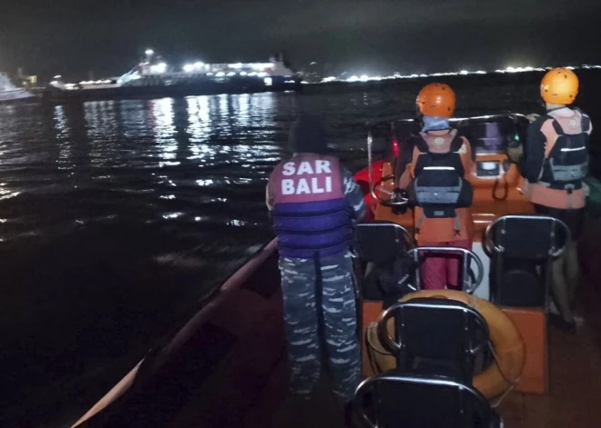 Braucot uz tūristu iecienīto Bali salu, nogrimis prāmis