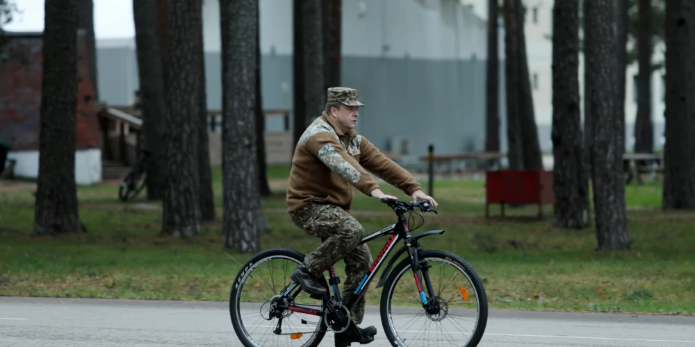 Nacionālo bruņoto spēku pārstāvis Ādažu militārās bāzes teritorijā.