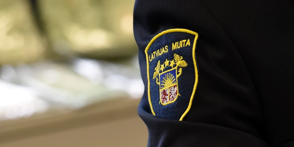 Valsts ieņēmumu dienesta Nodokļu un muitas policijas pārvaldes uzsāktā kriminālprocesa ietvaros tiesa pieņēma lēmumu par mantas - kravas vilcēja un puspiekabes - konfiskāciju .