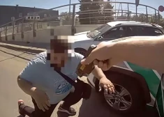 VIDEO: aizcirta durvis un metas bēgt - policisti Zolitūdē dzenas pakaļ šoferim, kura auto raisa daudz jautājumu