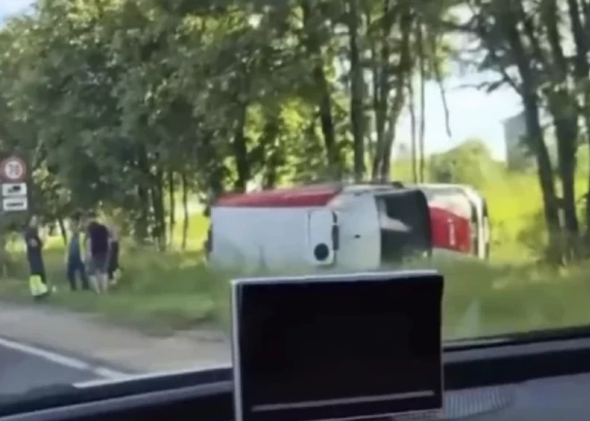 "Tur viss bija pilnīgā haosā, ko tādu pieredzu pirmo reizi 50 gados," automašīna "Audi" uz Jūrmalas šosejas izprovocē baisu avāriju un pazūd