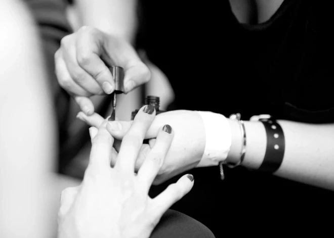 Вооруженный мужчина ворвался в маникюрный салон в Межциемсе: "Он угрожал, что будет стрелять!"