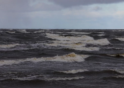 Stipra vēja un intensīvu viļņu ietekmē Rīgas līcī, tieši pie krasta var veidoties pārrāvuma straumes - spēcīgas zemūdens straumes, kas veidojas, viļņu enerģijai atgriežoties jūrā, un var ātri aiznest peldētājus prom no krasta,.