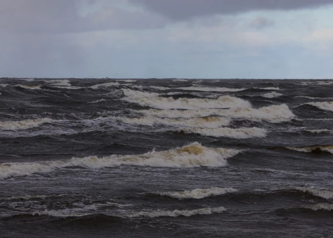 Brīdina, ka stipra vēja un spēcīgu viļņu ietekmē Rīgas līča piekrastē var veidoties bīstamas pārrāvuma straumes