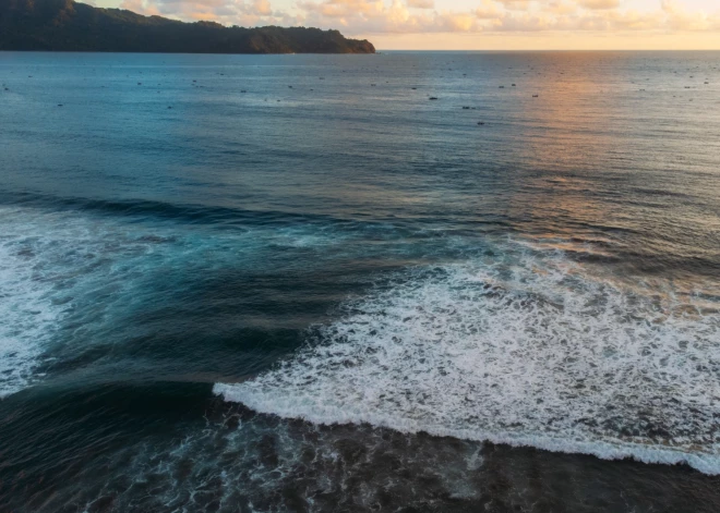На пляжах Рижского залива может образоваться смертельно опасное отбойное течение - отдыхающие должны быть внимательны