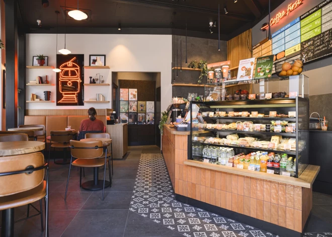 ФОТО: в Риге открылась еще одна кофейня Caffeine с интерьером в стиле ретро