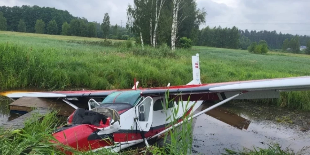 Pilots veica ārkārtas nosēšanos uz lauka. 