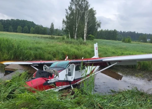 Pilots veica ārkārtas nosēšanos uz lauka. 