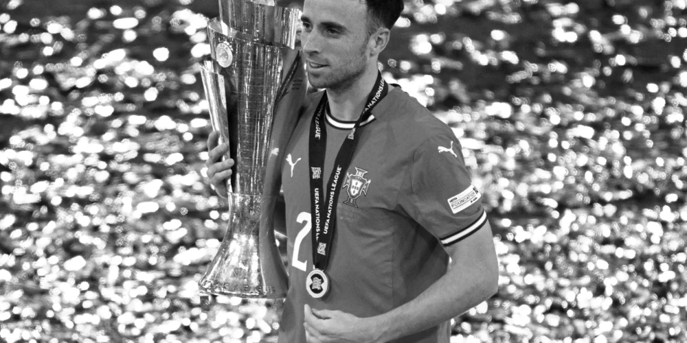 Diogu Žota pirms mēneša palīdzēja Portugālei triumfēt UEFA Nāciju līgā (foto: Scanpix / Reuters)