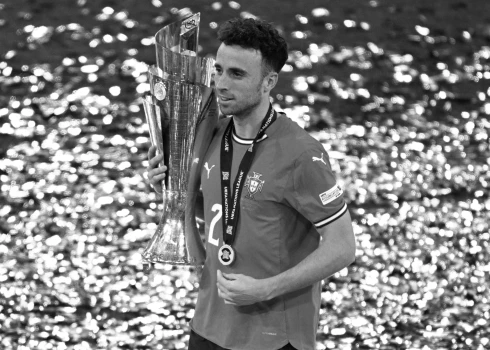 Diogu Žota pirms mēneša palīdzēja Portugālei triumfēt UEFA Nāciju līgā (foto: Scanpix / Reuters)