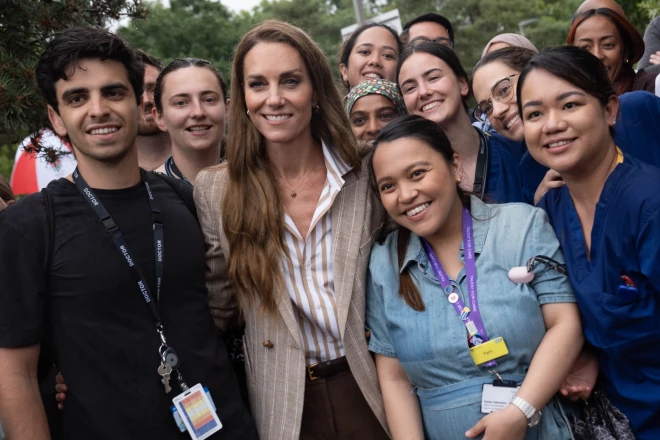 Визит приурочен к передаче 50 кустов роз сорта Catherine’s Rose, названных в честь принцессы. Средства от их продажи направляются в благотворительный фонд Royal Marsden Cancer Charity.