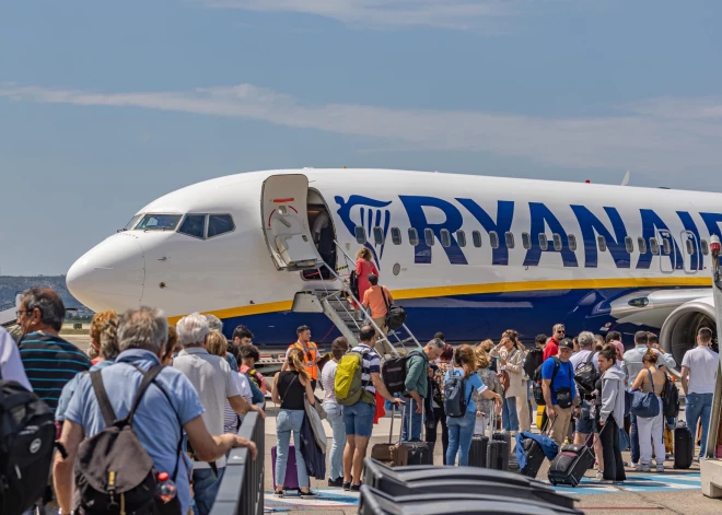 Aviokompānija "Ryanair" spiesta atcelt simtiem reisu