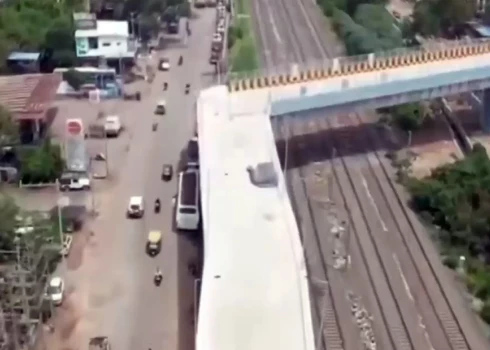 648 metrus garais tilts tika izveidots ar mērķi samazināt dzelzceļa šķērsošanas radītos kavējumus un saīsināt ikdienas ceļu gandrīz 300 000 iedzīvotāju.