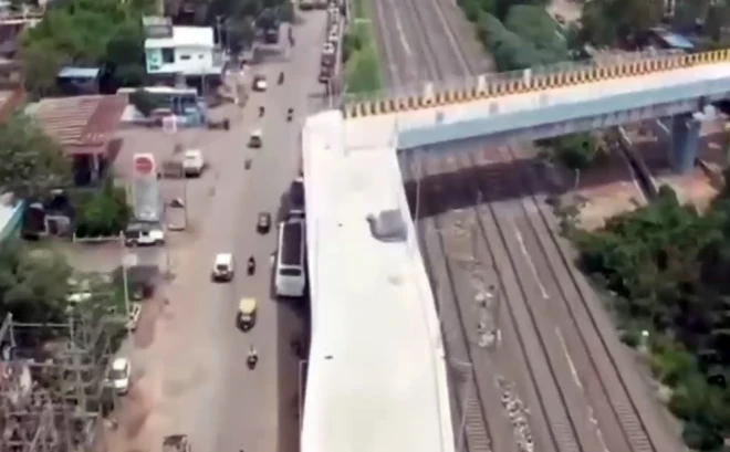 648 metrus garais tilts tika izveidots ar mērķi samazināt dzelzceļa šķērsošanas radītos kavējumus un saīsināt ikdienas ceļu gandrīz 300 000 iedzīvotāju.