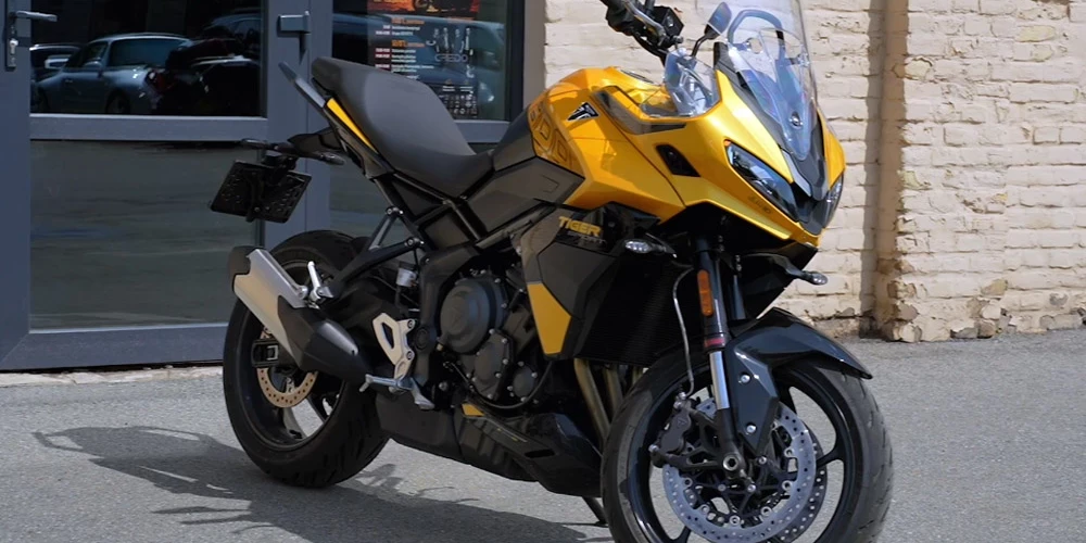 "Triumph Tiger 800 Sport" nav nemaz tik nevarīgs, ja zem riteņiem trāpās smiltis un grants.