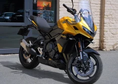 Iepazīsties ar pilsētas motociklu ar ceļojumu moto izskatu "Triumph Tiger 800 Sport"