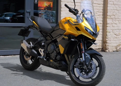 "Triumph Tiger 800 Sport" nav nemaz tik nevarīgs, ja zem riteņiem trāpās smiltis un grants.