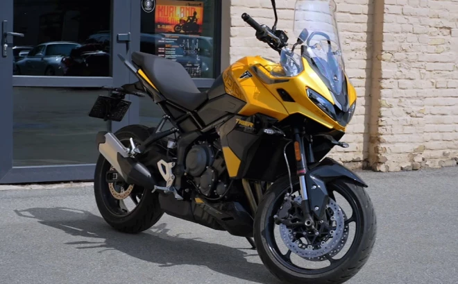 "Triumph Tiger 800 Sport" nav nemaz tik nevarīgs, ja zem riteņiem trāpās smiltis un grants.