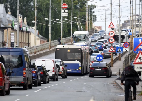 Satiksme Zinību dienas rītā uz Gaisa tilta./Ilustratīvs attēls.