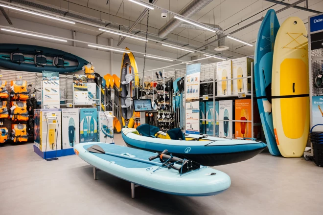 Decathlon — семейная компания, основанная во Франции в 1976 году, глобальная сеть которой на данный момент включает более 1800 магазинов в 79 странах мира.