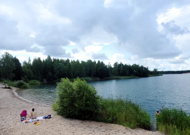 Не все карьеры одинаково полезны: латвийцев предупреждают, в каких водоемах купаться опасно